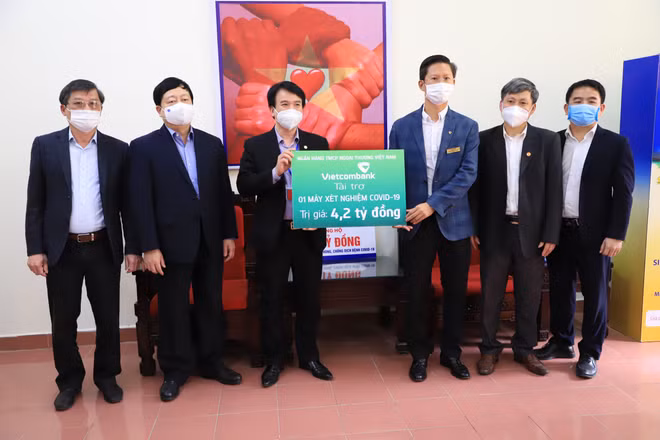 Vietcombank tặng Hải Dương máy xét nghiệm COVID-19 trị giá 4,2 tỷ đồng ảnh 1