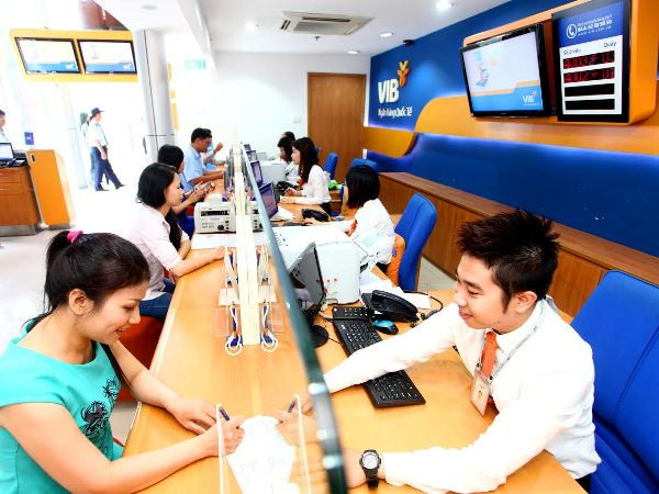 Giao dịch tại VIB. (Ảnh: CTV/Vietnam+) Năm 2021: Ngân hàng VIB dự kiến chia cổ phiếu thưởng 40% ảnh 1