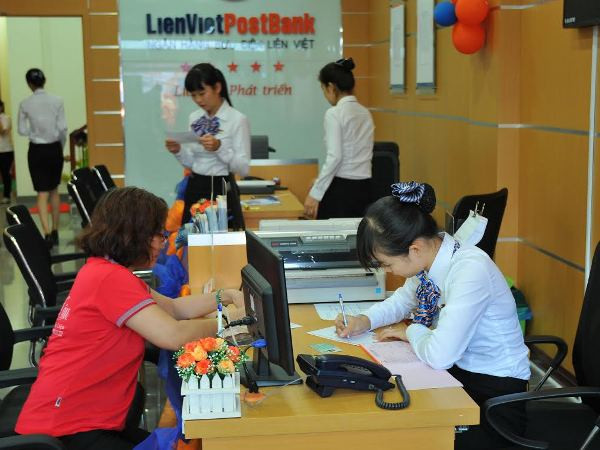 Khách hàng giao dịch tại LienVietPostBank. (Nguồn: LienVietPostBank) Ngân hàng thương mại cổ phần đầu tiên phủ sóng mạng lưới toàn quốc ảnh 1