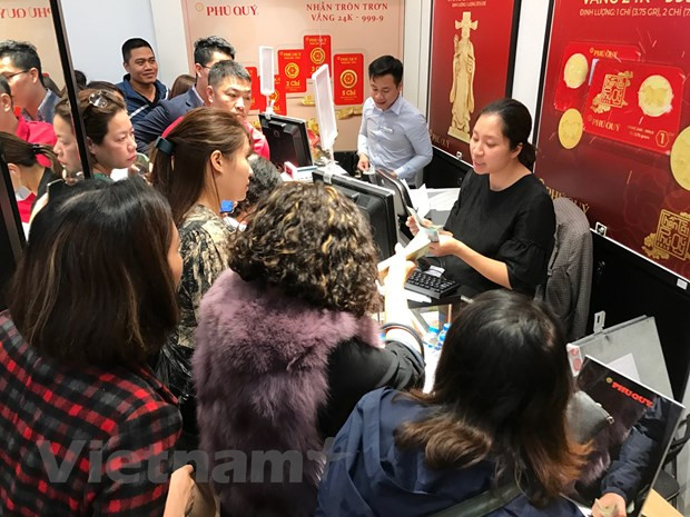 Dù giá vàng tăng nhưng vẫn đông người dân sếp hàng mua vàng vì tâm lý giá còn lên nữa. (Ảnh: Vietnam+) vnp-vangttpq2-5573.jpg