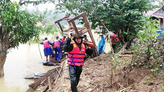 Quảng Bình: Trường học vừa phòng bão số 9, vừa khắc phục mưa lũ ảnh 1