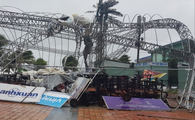 Bão số 9: Đà Nẵng mưa to, gió mạnh và thổi bay biển nhiều quảng cáo ảnh 1