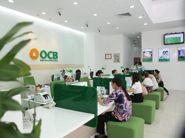 Giao dịch tại OCB. (Ảnh: Vietnam+) Ngân hàng đầu tiên áp dụng nền tảng quản lý vốn theo Basel II nâng cao ảnh 2