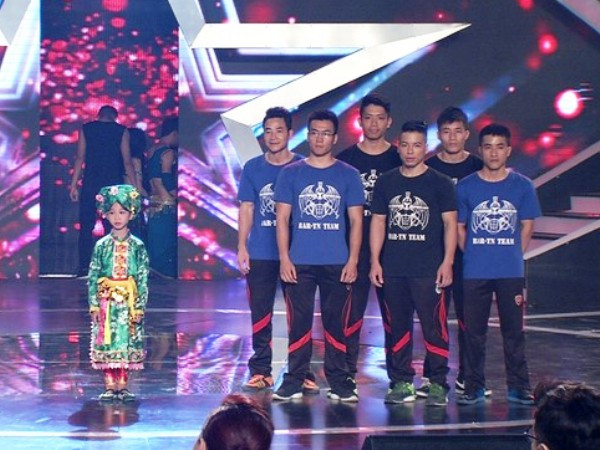 Cô giáo Huỳnh Mai và con gái bất ngờ bị giám khảo Huy Tuấn “bỏ rơi” ảnh 2