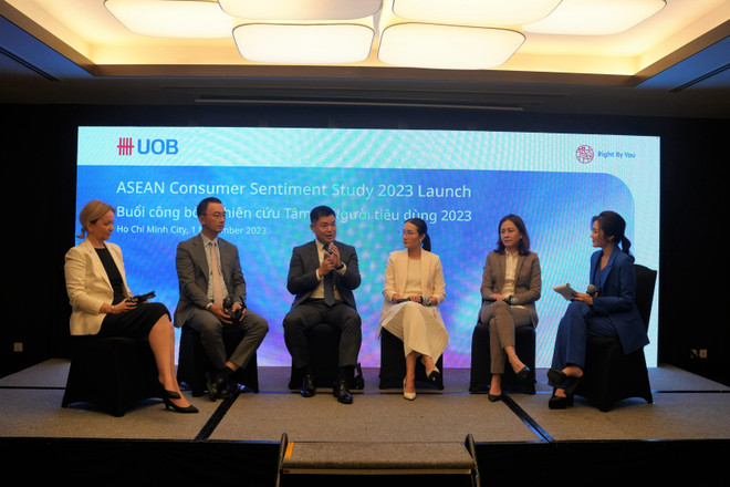 Buổi công bố Nghiên cứu Tâm lý người tiêu dùng ASEAN 2023 tổ chức chiều ngày 1/11 tại Thành phố Hồ Chí Minh. (Ảnh: PV/Vietnam+) UOB: 76% người tiêu dùng Việt Nam lạc quan về tài chính vào năm 2024 ảnh 1