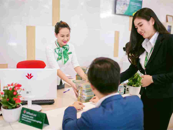 Giao dịch tại ngân hàng. (Ảnh: CTV/Vietnam+) Kiến nghị không truy thu thuế giá trị gia tăng đối với thư tín dụng ảnh 1