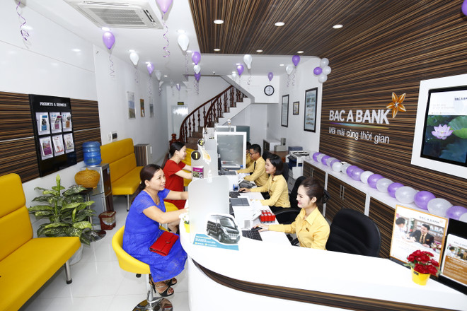 Giao dịch tại BAC A BANK. (Ảnh: Vietnam+) BAC A BANK dành 3.000 tỷ đồng hỗ trợ khách hàng cá nhân ảnh 1