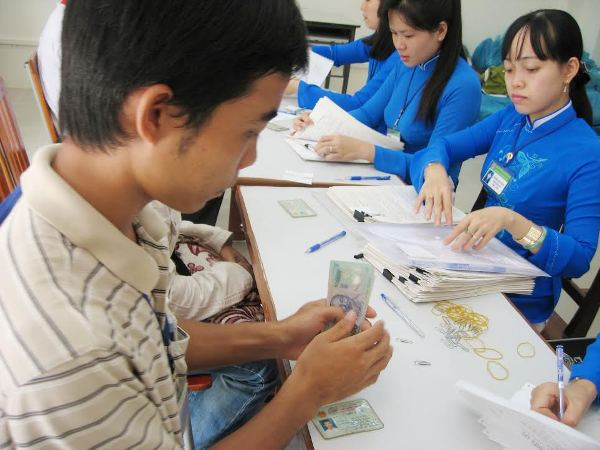 Sinh viên làm thủ tục vay vốn Ngân hàng Chính sách Xã hội. (Ảnh: CTV) “Vốn cho vay được cộng đồng người nghèo sử dụng hiệu quả” ảnh 2