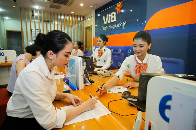 Giao dịch tại VIB. (Ảnh: CTV) Lợi nhuận trước thuế của VIB đạt 2.741 tỷ đồng, tăng tới 95% ảnh 1