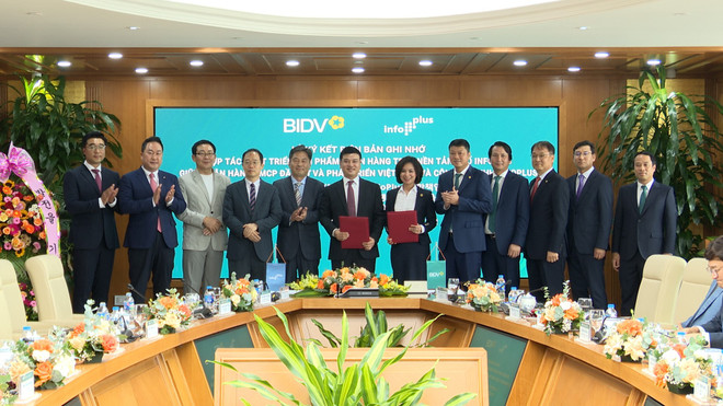 Bà Đỗ Thị Thanh Huyền-Giám đốc Ban Chính sách sản phẩm bán buôn - đại diện BIDV và ông Kim Min Ho-Tổng Giám Đốc InfoPlus ký kết biên bản ghi nhớ. (Ảnh: Vietnam+) BIDV và công ty Hàn Quốc phát triển sản phẩm trên nền tảng InfoCMS ảnh 1