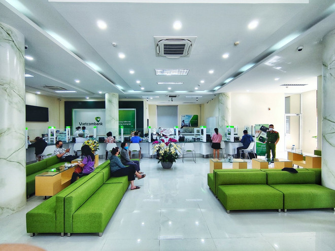 Hiện Vietcombank là ngân hàng dẫn đầu về số dư tiền gửi không kỳ hạn với 400.000 tỷ đồng. (Ảnh: PV/Vietnam+) Tiền gửi không kỳ hạn dần hồi phục dù lãi suất huy động giảm sâu ảnh 2