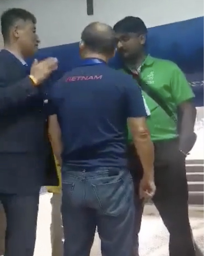 HLV Park cáu gắt với nhân viên an ninh vì bị giữ trong đường hầm ảnh 2