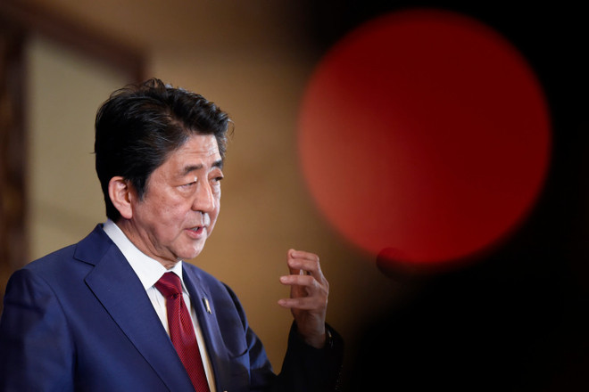 Thủ tướng Nhật Bản Shinzo Abe. (Ảnh: Foreign Policy) Nhật Bản dự tính gói chi tiêu khẩn cấp thứ hai ứng phó dịch bệnh ảnh 1