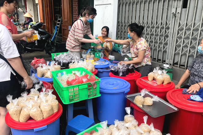 Hà Nội: Giá cả hàng hóa tăng, thị trường Tết Đoan Ngọ kém sôi động ảnh 1