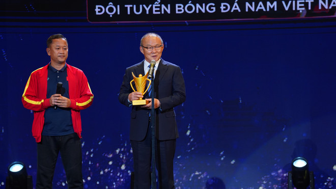 Huấn luyện viên Park Hang-seo nhận giải Chuyên gia nước ngoài của năm tại Cúp Chiến thắng 2022. (Ảnh: CTV/Vietnam+) HLV Mai Đức Chung và Park Hang-seo được vinh danh tại Cúp Chiến thắng ảnh 1
