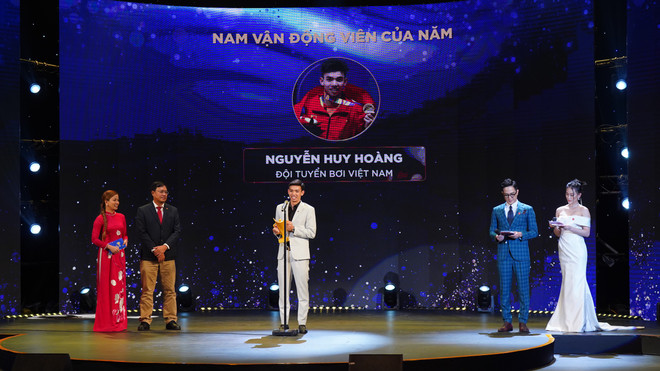 Kình ngư Nguyễn Huy Hoàng nhận giải Vận động của năm Cúp Chiến thắng 2022. (Ảnh: CTV/Vietnam+) HLV Mai Đức Chung và Park Hang-seo được vinh danh tại Cúp Chiến thắng ảnh 2
