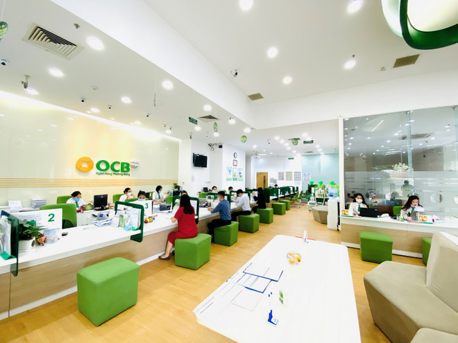 Giao dịch tại OCB. (Ảnh: Vietnam+) Open API Challenge: Tìm kiếm sản phẩm công nghệ đột phá về ngân hàng ảnh 1