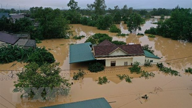 Lũ lớn trên sông Hiếu gây ngập diện rộng tại khu vực xã Thanh An, huyện Cam Lộ và phường Đông Giang, thành phố Đông Hà, tỉnh Quảng Trị. (Ảnh: Hồ Cầu/TTXVN) BIDV dành 8 tỷ đồng hỗ trợ 4 tỉnh miền Trung bị ảnh hưởng bởi lũ lụt ảnh 1