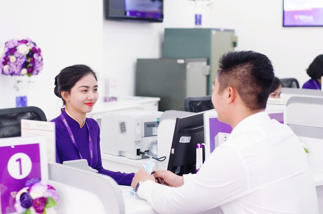 Giao dịch tại TPBank. (Ảnh: Vietnam+) TPBank ứng dụng công nghệ trong chuyển tiền nhanh liên ngân hàng ảnh 1