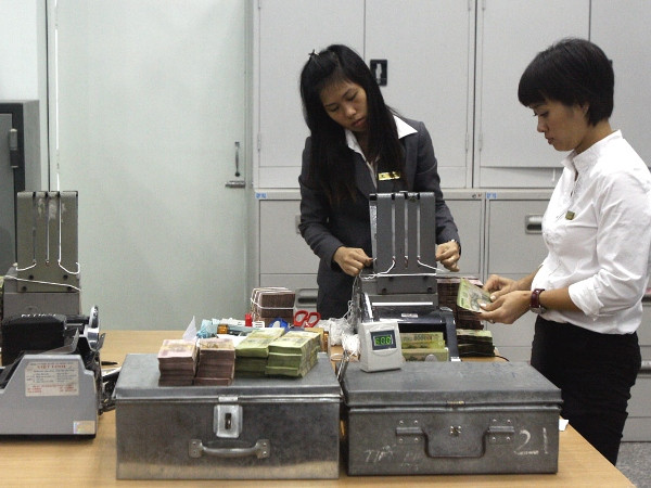 Khuyến khích nước ngoài mua cổ phần của TCTD yếu kém ảnh 1