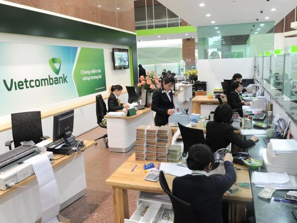 Giao dịch tại Vietcombank. (Nguồn: Vietcombank) Moody’s đánh giá Vietcombank có chất lượng tài sản tốt nhất ảnh 1