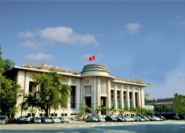 Trụ sở Ngân hàng Nhà nước Việt Nam. (Ảnh: PV/Vietnam+) Cơ quan quản lý đang tìm nhà đầu tư tham gia cơ cấu lại ngân hàng SCB ảnh 2