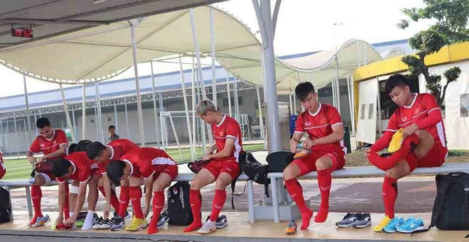 [Photo] ASIAD 2018: U23 Việt Nam luyện tập trước trận gặp Pakistan ảnh 2