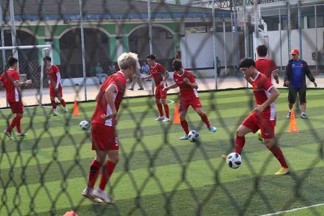 [Photo] ASIAD 2018: U23 Việt Nam luyện tập trước trận gặp Pakistan ảnh 4
