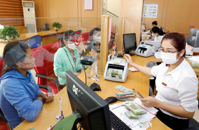 Giao dịch tại ngân hàng. (Ảnh: Vietnam+) vna_potal_agribank_–_don_bay_hieu_qua_trong_phat_trien_nong_nghiep_nong_thon_va_xay_dung_nong_thon_moi_6163569.jpg