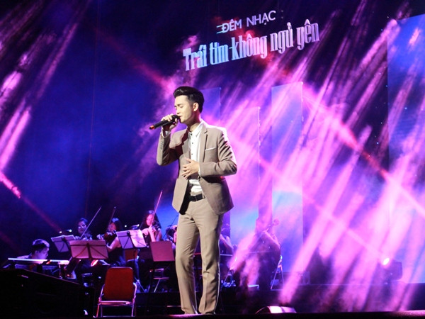 Tuấn Phương học trò Tùng Dương. (Ảnh: Tiểu Hà Hà) “Trái tim không ngủ yên” - Đêm nhạc Thanh Tùng ấm áp tình nghệ sỹ ảnh 5