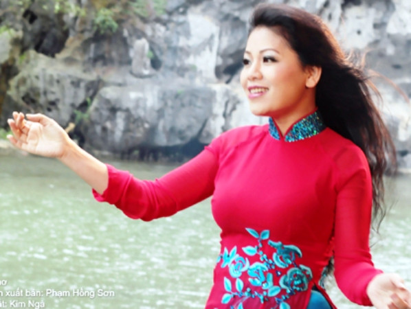 Ca sỹ Anh Thơ mặc chiếc áo dài 1 tỷ đồng trong liveshow đầu tiên ảnh 1