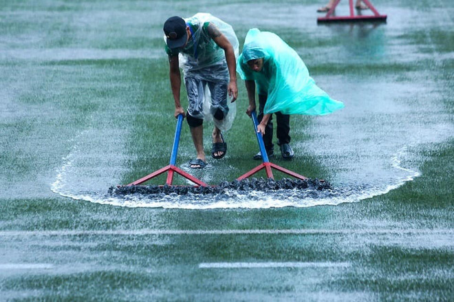 Mặt sân ngập nước trước trận U22 Việt Nam và U22 Singapore ảnh 1