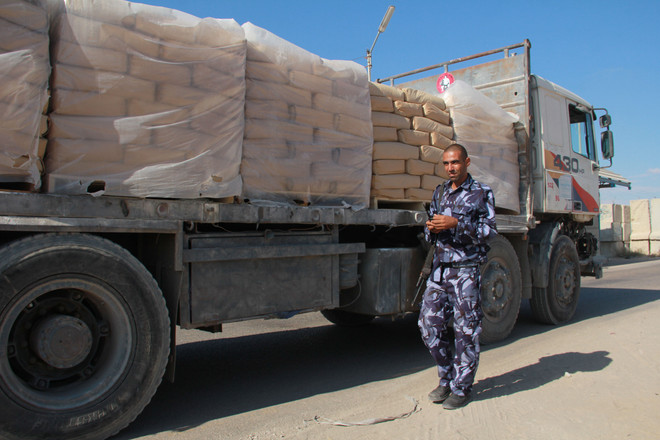 Israel cho chuyển vật liệu xây dựng và máy móc vào Dải Gaza ảnh 1
