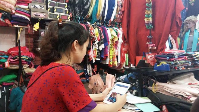 (Ảnh: Vietnam+) Khi các làng nghề truyền thống kinh doanh nhờ Internet ảnh 1