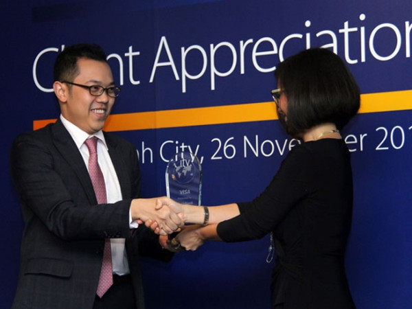 Dẫn đầu thị phần thẻ, VietinBank nhận 2 giải thưởng của Visa ảnh 1