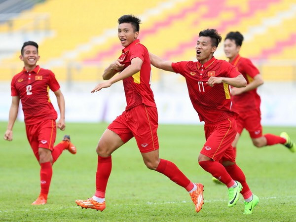 Trái bóng tròn, sân cỏ xanh và con tim màu cờ Tổ Quốc rộn nhịp đập ảnh 3