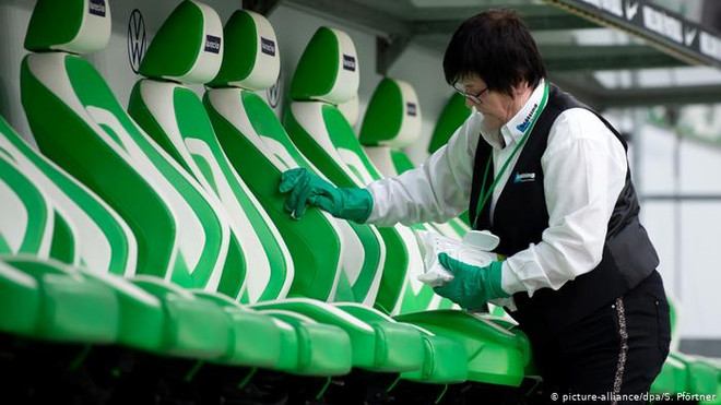 COVID-19 làm xáo trộn hợp đồng và hệ thống lương của Bundesliga ảnh 1