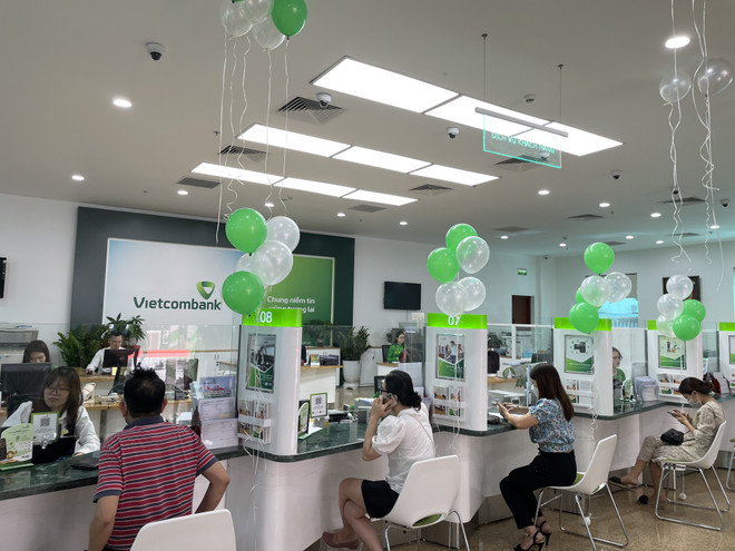 Giao dịch tại Vietcombank. (Ảnh: Vietnam+) Vietcombank: Khách hàng bán lẻ được vay vốn với lãi suất cố định ảnh 1
