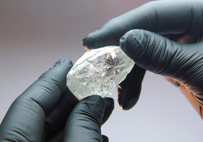 Cận cảnh viên kim cương. (Ảnh: Today Online) Công ty Nga đấu giá viên kim cương thô 242 carat quý hiếm ảnh 1