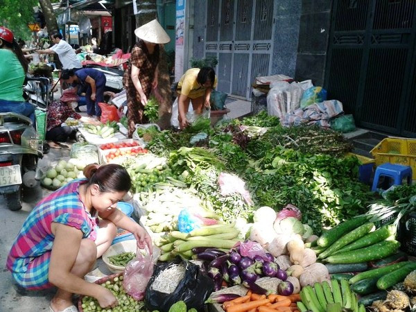 Người tiêu dùng đổ xô đi mua thực phẩm tích trữ đề phòng bão ảnh 1