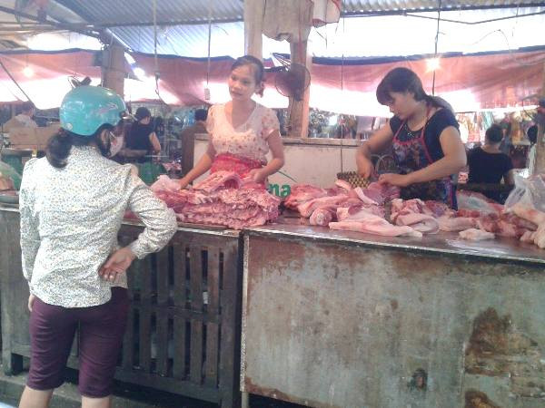 Người tiêu dùng đổ xô đi mua thực phẩm tích trữ đề phòng bão ảnh 2