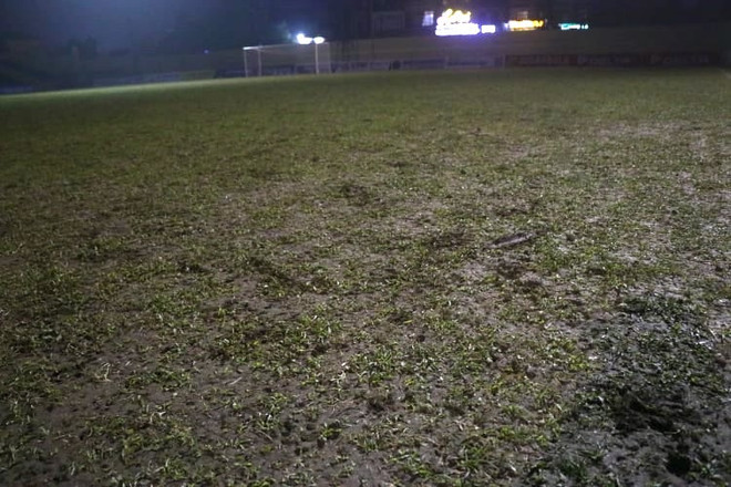 Nhiều sân cỏ ở V-League 2021 có chất lượng kém, mặt sân như ruộng cày ảnh 2