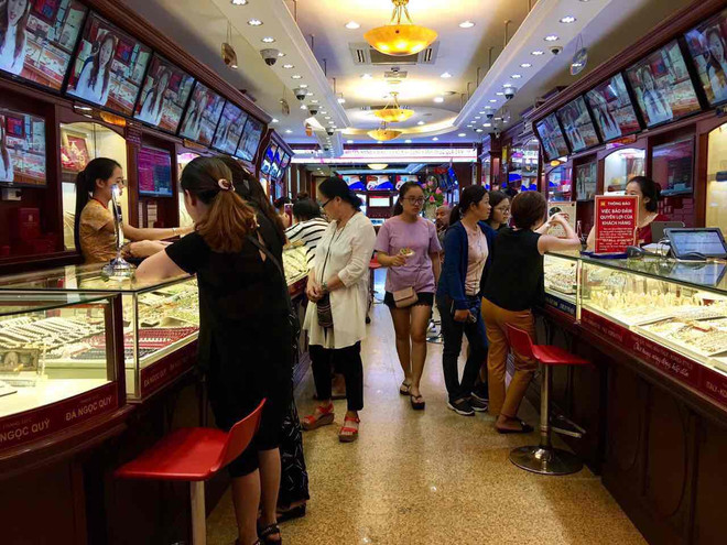 Giao dịch vàng tại các doanh nghiệp. (Ảnh: PV/Vietnam+) Vàng Rồng Thăng Long tăng 50.000 đồng, SJC không có biến động ảnh 1