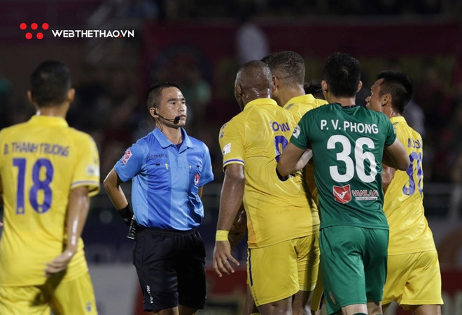 Nhức nhối vấn nạn trọng tài V-League: Thêm người sai sót bị treo còi ảnh 1