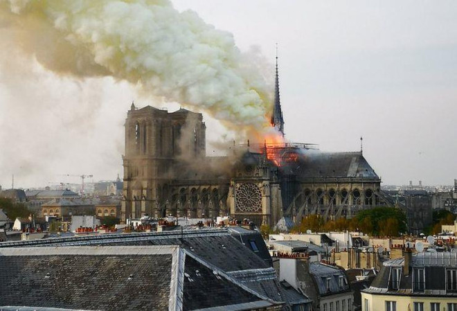 Nhà thờ Đức bà Paris bốc cháy dữ dội. (Ảnh: CNBC News) Pháp: Nhà thờ Đức Bà Paris bất ngờ bốc cháy dữ dội trong đêm ảnh 1