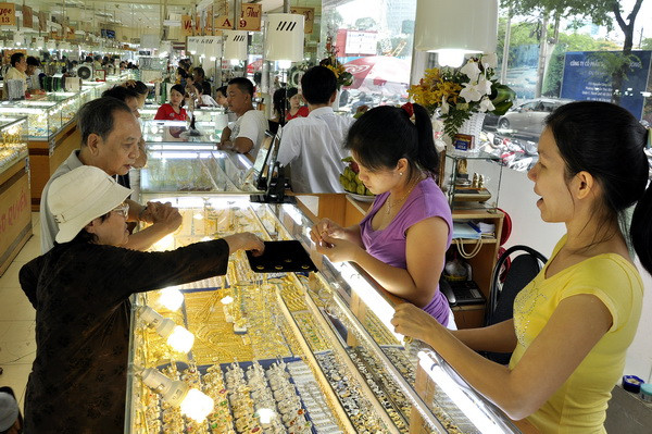 Giá vàng giảm nhưng vẫn cao hơn giá thế giới khoảng 3,1 triệu đồng ảnh 1