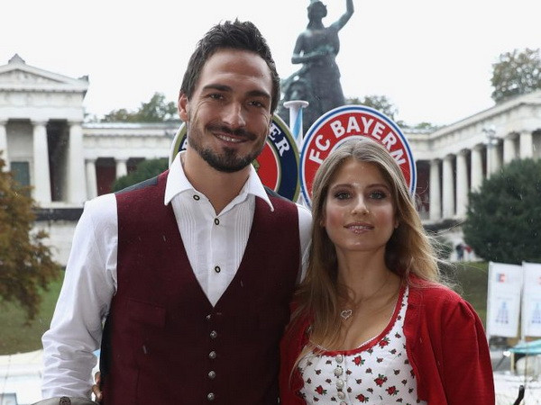 Mats Hummels tại lễ hội Bia Oktoberfest(Nguồn: Fcb.de) Mats Hummels lý giải về màu tóc vàng lạ lẫm ở trận đấu với RB Leipzig ảnh 2