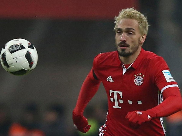 Hummels ra sân với tóc màu vàng lạ lẫm. (Nguồn: Grety Images) Mats Hummels lý giải về màu tóc vàng lạ lẫm ở trận đấu với RB Leipzig ảnh 1