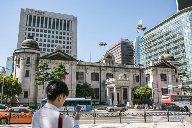 Ngân hàng trung ương Hàn Quốc. (Ảnh: Bloomberg) Ngân hàng trung ương Hàn Quốc giữ nguyên mức lãi suất thấp kỷ lục ảnh 1