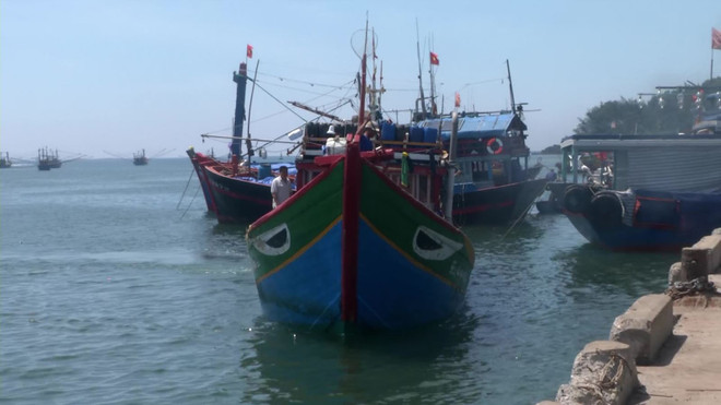 Tàu cá QNg 96416 TS bị tàu sắt nước ngoài số hiệu 4006 cùng 01 xuồng máy truy đuổi, khống chế, cập mạn. (Ảnh: Đài PT&TH Quảng Ngãi) Yêu cầu Trung Quốc phối hợp giải quyết vụ ép tàu cá ở khu vực Hoàng Sa ảnh 1